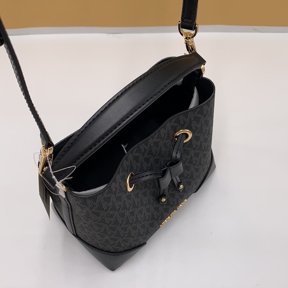 MICHAEL KORS MERCER Small Logo Bucket crossbody Bag Black signature color - Picture 9 of 16